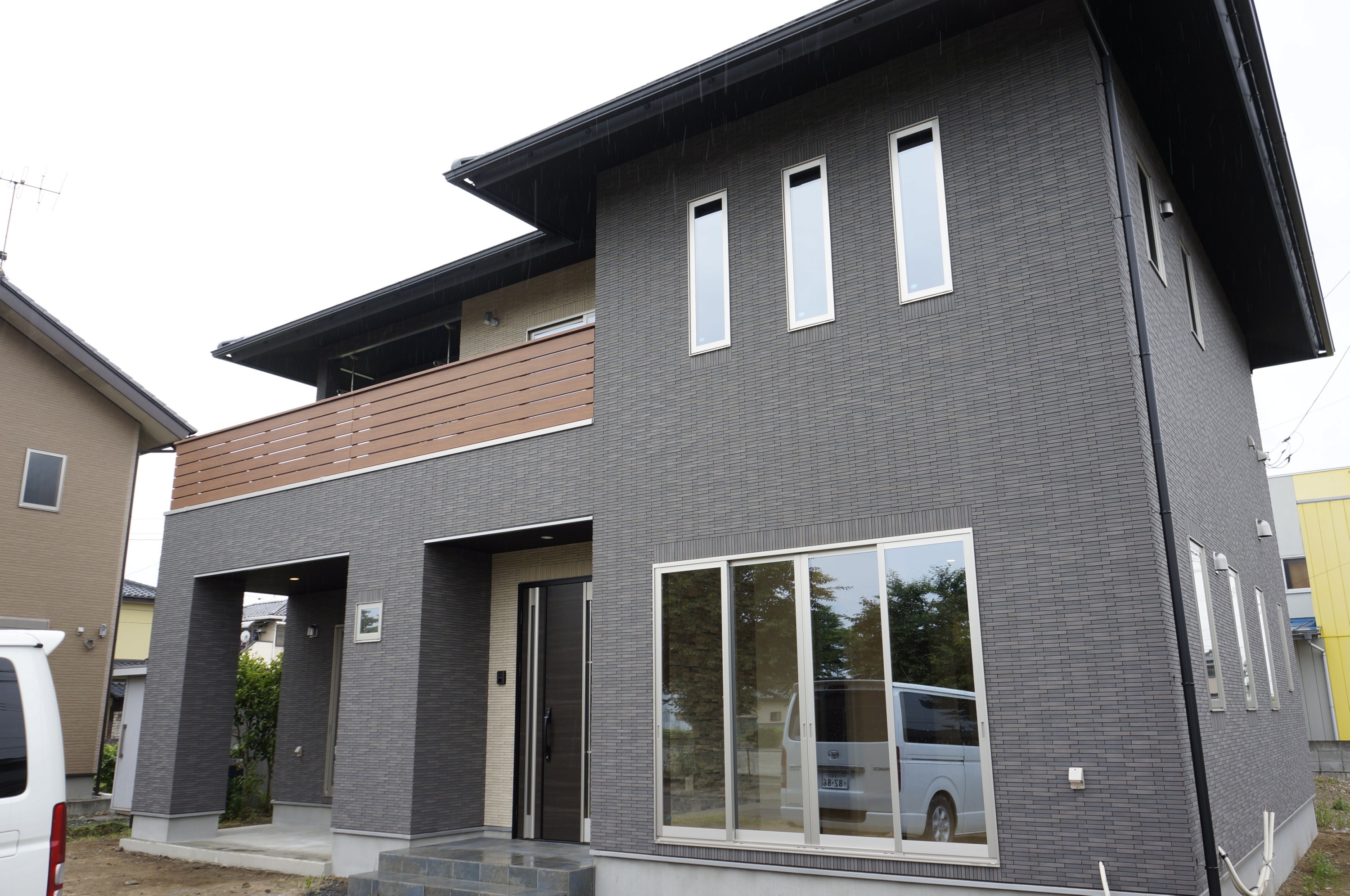 茨城 栃木で大工社長の工務店が建てる新築注文住宅 オシャレモダンな総タイル貼りの注文住宅