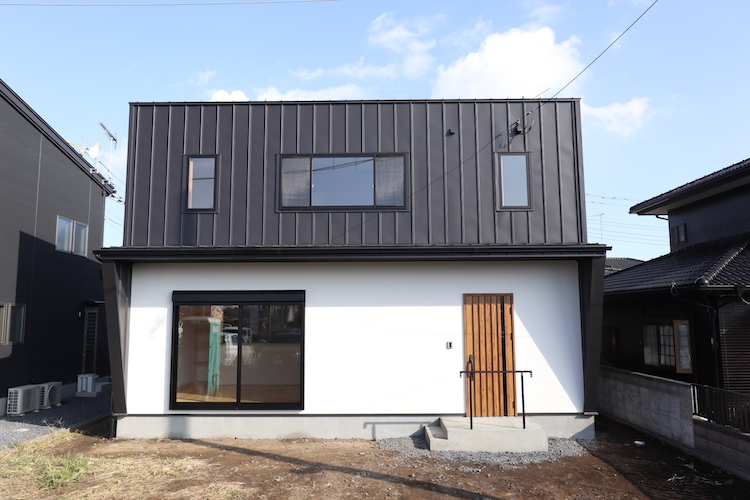 茨城 栃木で大工社長の工務店が建てる新築注文住宅 黒いガルバ 塗り壁 シンプルモダン注文住宅