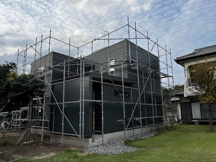 茨城県筑西市「ガルバ×木の注文住宅」の完成が近づいてきました！
