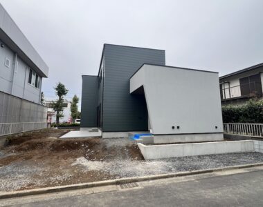 「ガルバ×塗り壁」のシンプルモダンハウス