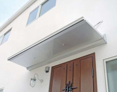 後付け可能なアルミ庇、ステー付きで出幅1200mmまで対応へ