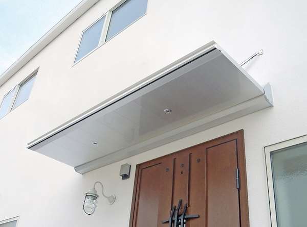 後付け可能なアルミ庇、ステー付きで出幅1200mmまで対応へ